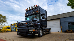 20251019-Tom-Holding-00467